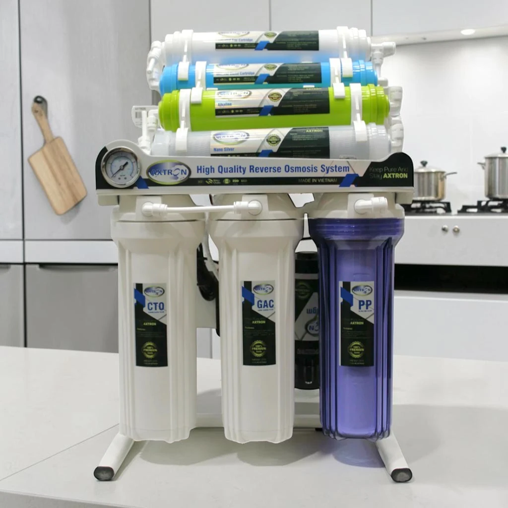Reverse osmosis system with tank